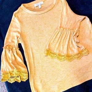 Adorable blouse with cute sleeves Harlow and Rose brand size medium